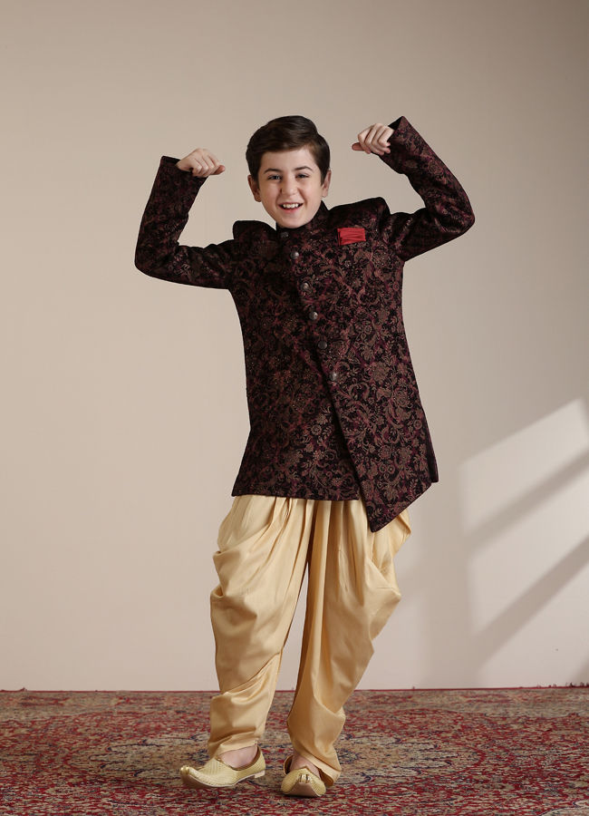 alt message - Manyavar Boys Boys Wine Bel Buti Patterned Indo-Western Set image number 2